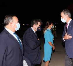 Su Majestad el Rey es recibido a su llegada al Aeropuerto Internacional Ernesto Cortissoz, por el embajador de España en la República de Colombia, Joa
