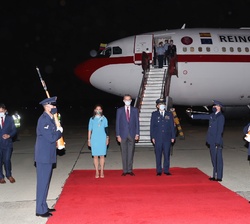 Don Felipe a su llegada al Aeropuerto Internacional Ernesto Cortissoz, acompañado de la vicepresidenta y canciller de la República de Colombia, Marta 