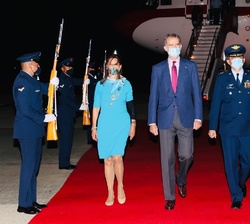 Su Majestad el Rey a su paso por el Cordón de honor acompañado de la vicepresidenta y canciller de la República de Colombia, Marta Lucía Ramírez, y el