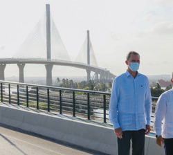 Su Majestad el Rey y el Presidente de la República de Colombia durante la visita al puente Pumarejo