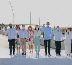 Fotografía de grupo de Su Majestad el Rey junto a las autoridades asistentes a la visita del puente Pumarejo