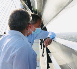 Su Majestad el Rey y el Presidente de la República de Colombia disfrutan de las vistas desde el puente Pumarejo