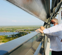Su Majestad el Rey junto al Presidente de la República de Colombia durante su visita al nuevo puente Pumarejo