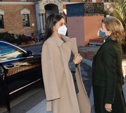 Su Majestad la Reina recibe el saludo de la presidenta del Consejo de Administración del Patrimonio Nacional, Ana de la Cueva