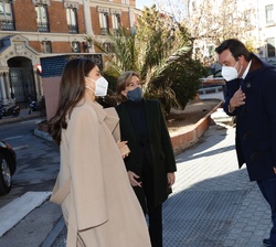 Su Majestad la Reina recibe el saludo del secretario general de Cultura y Deporte, Víctor Francos