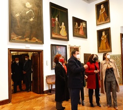 Su Majestad la Reina contempla una selección de cuadros de gran formato