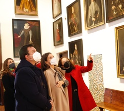 Doña Letizia durante su recorrido por la exposición