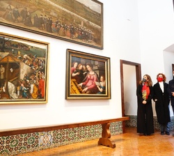 Su Majestad la Reina, atenta a las explicaciones que en todo momento recibió tanto de la conservadora como de la arquitecta técnica del Patrimonio Nac
