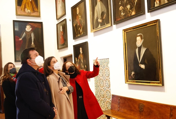 Doña Letizia durante su recorrido por la exposición