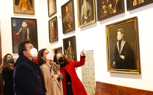 Doña Letizia durante su recorrido por la exposición