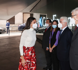Su Majestad la Reina recibe el saludo de las autoridades que la reciben a su llegada