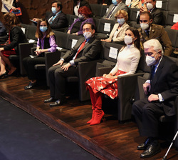 Su Majestad la Reina en primera fila de asiento