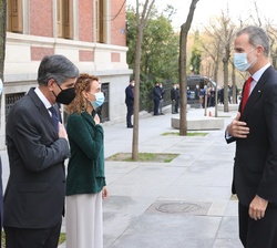 Sus Majestades los Reyes a su llegada a la Real Academia Española