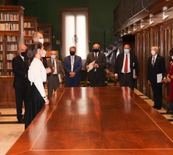Los Reyes con los miembros de la Real Academia Española