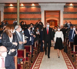 Sus Majestades los Reyes acceden al salón de actos para presidir el solemne acto institucional conmemorativo del septuagésimo aniversario de la Asocia