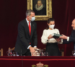 Sus Majestades los Reyes reciben un ejemplar de la "Crónica de la lengua española 2021" y del "Quijote chico" de la mano del direc