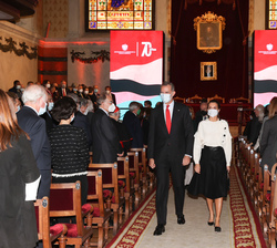 A la finalización del acto, Sus Majestades los Reyes se dirigen a la salida de la Real Academia Española