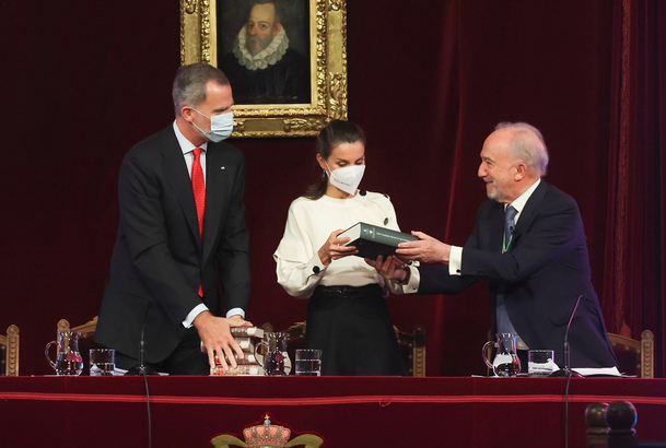 Sus Majestades los Reyes reciben un ejemplar de la "Crónica de la lengua española 2021" y del "Quijote chico" de la mano del direc