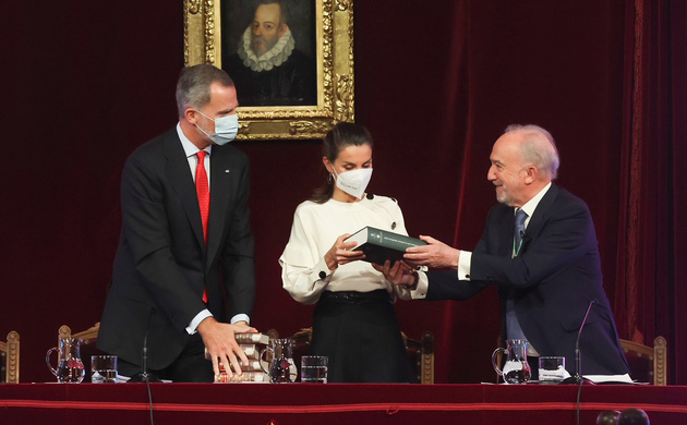 Sus Majestades los Reyes reciben un ejemplar de la "Crónica de la lengua española 2021" y del "Quijote chico" de la mano del director de la RAE y pres