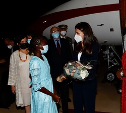 Su Majestad la Reina recibe un ramos de flores a su llegada al Aeropuerto Internacional de Blaise Diagne