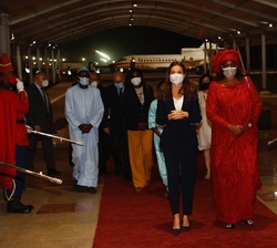 Su Majestad la Reina con la primera dama de la República de Senegal, Marie Faye Sall atraviesan el cordón de honor