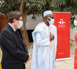 Su Majestad la Reina recibe el saludo a su llegada del ministro de Cultura y Comunicación de la República de Senegal, Abdoulaye Diop