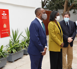 Su Majestad la Reina recibe el saludo del director del Instituto Cervantes en Dakar, Nestor Nongo