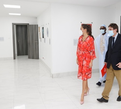Doña Letizia durante su visita a las instalaciones del Instituto Cervantes en Dakar