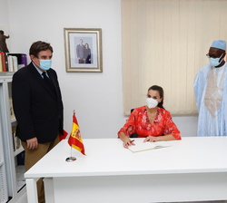Su Majestad la Reina firma en el Libro de Honor del Instituto Cervantes de Dakar