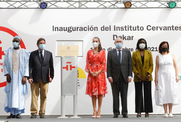 Fotografía de grupo junto a la placa conmemorativa
