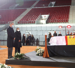 Su Majestad el Rey junto a su viuda en la capilla ardiente instalada en la pista central de la Caja Mágica