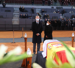 Su Majestad el Rey junto a su viuda en la capilla ardiente instalada en la pista central de la Caja Mágica