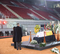 Su Majestad el Rey junto a su viuda en la capilla ardiente instalada en la pista central de la Caja Mágica