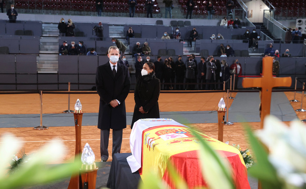 Su Majestad el Rey junto a su viuda en la capilla ardiente instalada en la pista central de la Caja Mágica