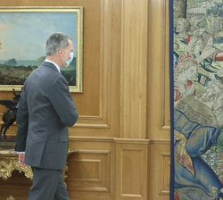 Su Majestad el Rey recibe el saludo del presidente del Tribunal Constitucional, Pedro José Gonzalez-Trevijano Sánchez
