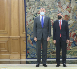 Su Majestad el Rey junto al presidente del Tribunal Constitucional, Pedro José Gonzalez-Trevijano Sánchez