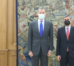 Su Majestad el Rey junto al presidente del Tribunal Constitucional, Pedro José Gonzalez-Trevijano Sánchez