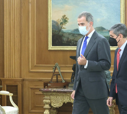 Su Majestad el Rey junto al presidente del Tribunal Constitucional, Pedro José Gonzalez-Trevijano Sánchez