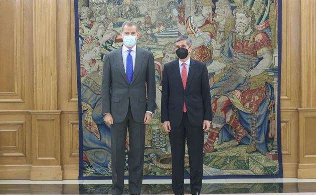 Su Majestad el Rey junto al presidente del Tribunal Constitucional, Pedro José Gonzalez-Trevijano Sánchez
