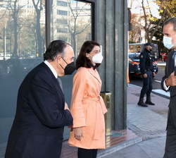 Don Felipe recibe el saludo de Gregorio Peña, Presidente-editor de Editorial Ecoprensa en presencia de la Ministra de Justicia Pilar Llop