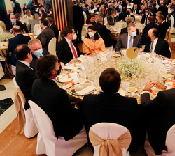 Su Majestad el Rey conversa con el Presidente-editor de Editorial Ecoprensa durante el almuerzo