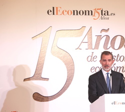 Su Majestad el Rey dirige unas palabras al público asistente al Almuerzo Conmemorativo del XV Aniversario del Diario "elEconomista"