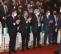 El Rey accede al interior del auditorio y recibe la bienvenida de los asistentes