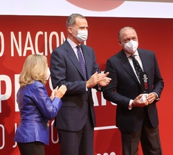 Su Majestad el Rey, acompañado de la vicepresidenta primera del Gobierno y ministra de Asuntos Económicos y Transformación Digital y del presidente de