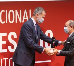 El Rey durante la entrega de los reconocimientos 30 aniversario