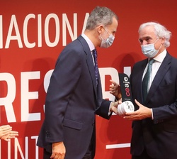 Entrega de los reconocimientos 30 aniversario por parte de Don Felipe