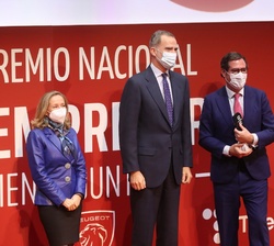 Don Felipe durante la entrega de los reconocimientos 30 aniversario