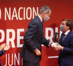 El Rey entrega uno de los galardones al alcalde de Madrid, José Luis Martínez-Almeida