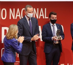 Don Felipe entrega el XVIII Premio Nacional Joven Empresario a Carlos Canet, propietario de Family Cash