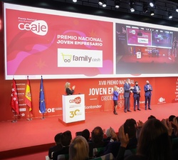 Don Felipe en el escenario tras la entrega a Carlos Canet del Premio Nacional Joven Empresario